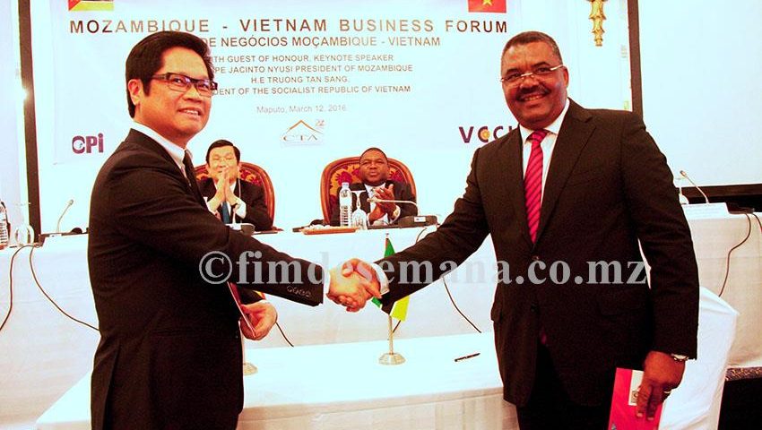 Aperto de m&atilde;o ap&oacute;s a assinatura do memorando de coopera&ccedil;&atilde;o institucional entre a CTA e VCCI