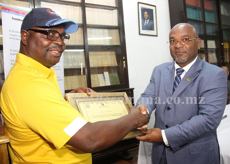 Entrega de diploma de honra a um dos funcion&aacute;rios reformados