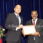 Entrega do certificado ao representante da Odebrecht