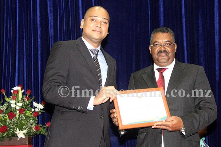 Entrega do certificado ao representante da Odebrecht