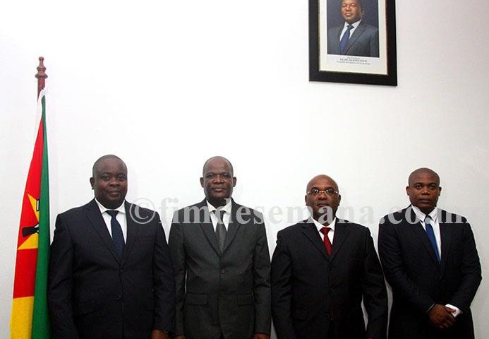 Foto em fam&iacute;lia com o Ministro e os empossados
