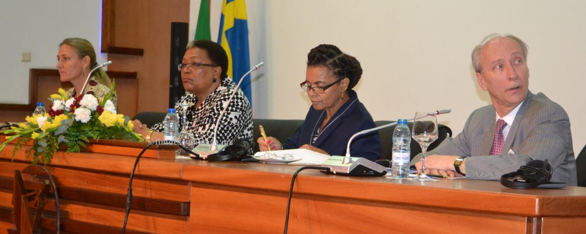 Mesa que presidiu a cerim&oacute;nia de abertura da mesa redonda