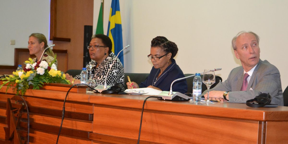 Mesa que presidiu a cerim&oacute;nia de abertura da mesa redonda