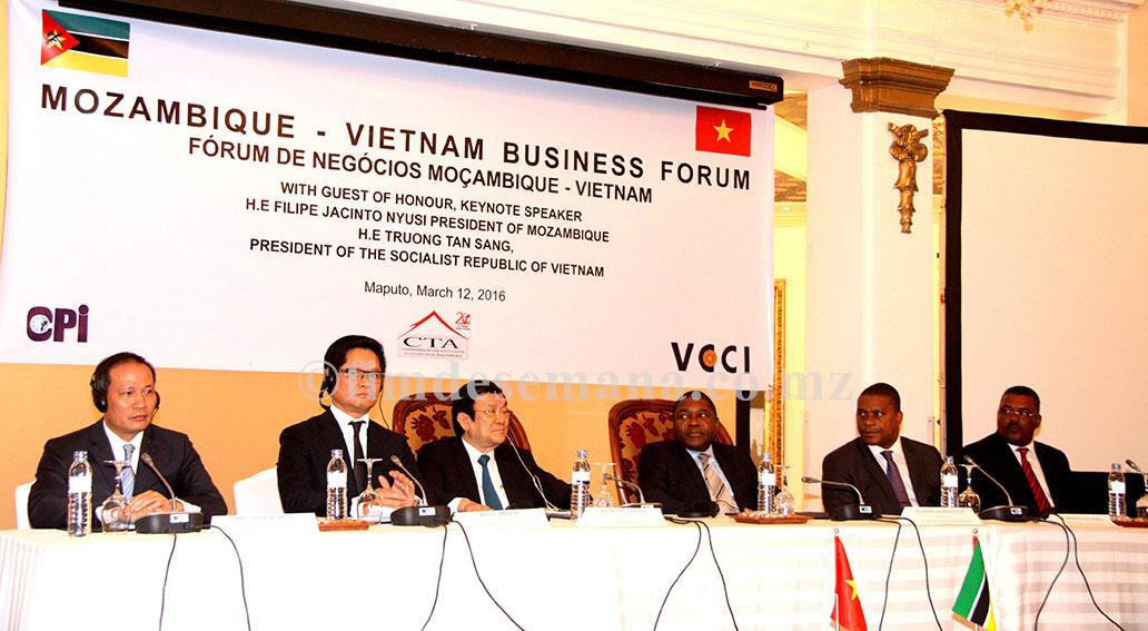 Mesa que presidiu o Fórum de Negócios Moçambique Vietname
