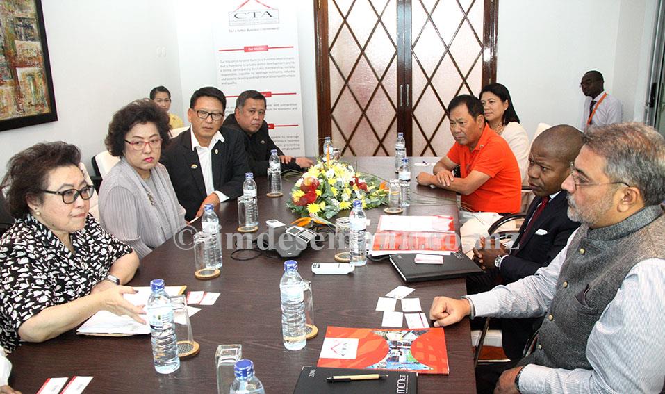 Mesa que presidiu o encontro entre a CTA e a delegação empresarial da Tailândia