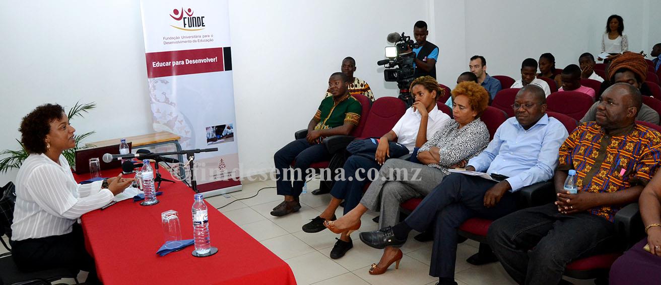 Mesa que presidiu o semin&aacute;rio sobre jornalismo universit&aacute;rio Linguagem como factor identit&aacute;rio