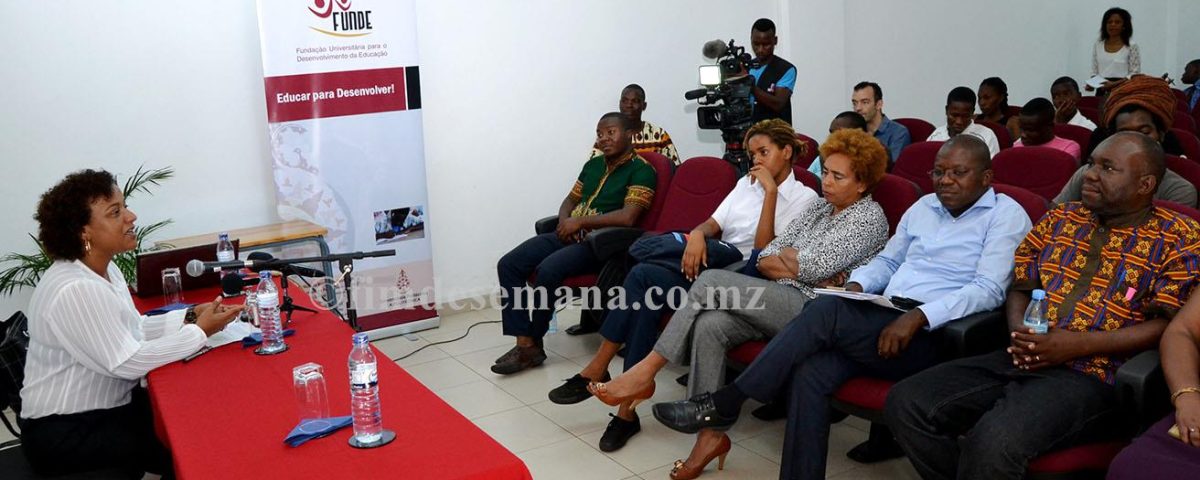 Mesa que presidiu o semin&aacute;rio sobre jornalismo universit&aacute;rio Linguagem como factor identit&aacute;rio