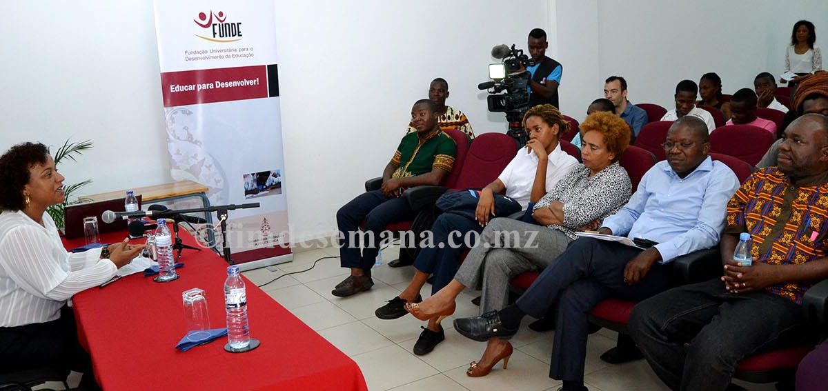 Mesa que presidiu o semin&aacute;rio sobre jornalismo universit&aacute;rio Linguagem como factor identit&aacute;rio