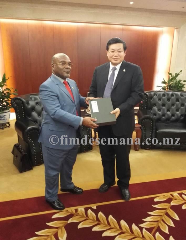 Ministro dos Transportes e Comunica&ccedil;&otilde;es ao lado do presidente do Exim Bank da China 1
