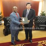 Ministro dos Transportes e Comunica&ccedil;&otilde;es ao lado do presidente do Exim Bank da China 1