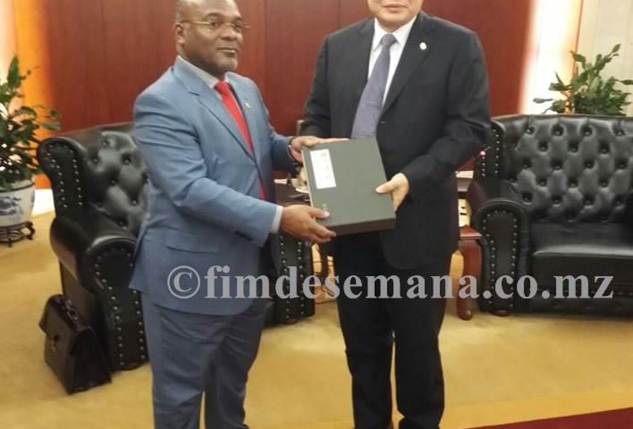 Ministro dos Transportes e Comunica&ccedil;&otilde;es ao lado do presidente do Exim Bank da China 1