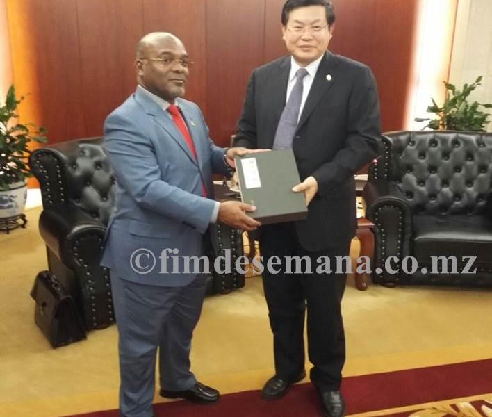 Ministro dos Transportes e Comunica&ccedil;&otilde;es ao lado do presidente do Exim Bank da China 1