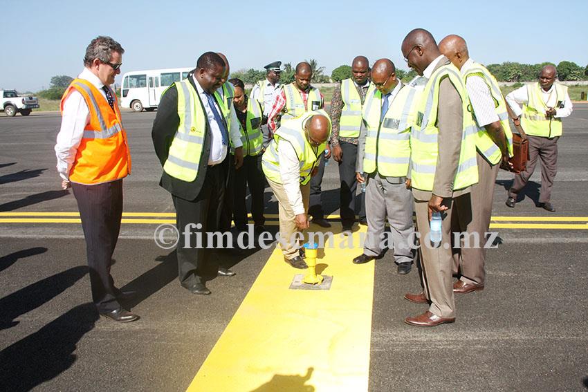 Visita do Ministro dos Transportes e Comunica&ccedil;&otilde;es &agrave;s obras de reabilita&ccedil;&atilde;o da pista dos Aeroportos de Maputo