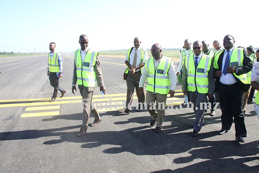 Visita do Ministro dos Transportes e Comunica&ccedil;&otilde;es &agrave;s obras de reabilita&ccedil;&atilde;o da pista dos Aeroportos de Maputo 1