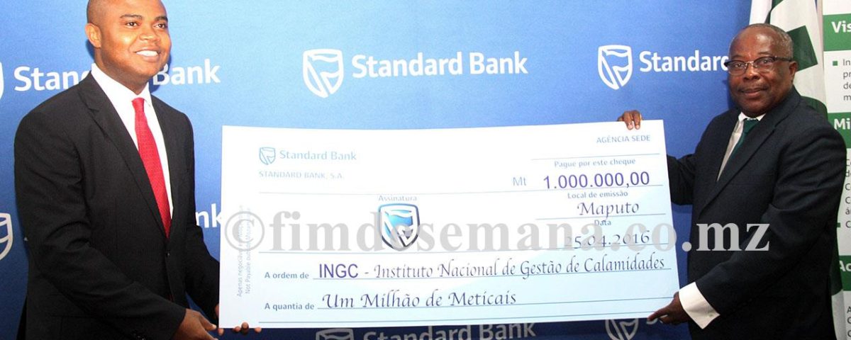 Acto de entrega do cheque ao INGC
