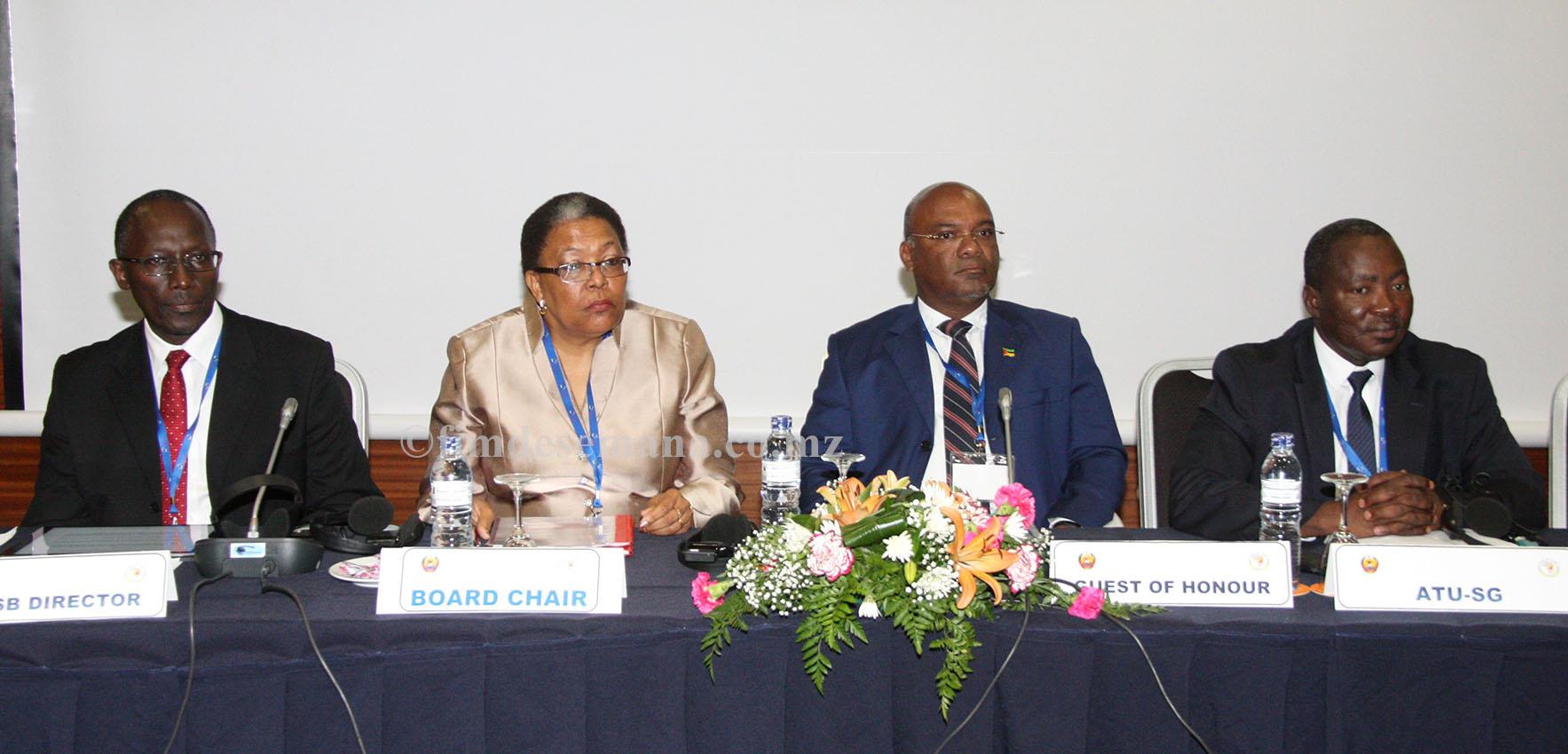 Mesa que presidiu a segunda Reuni&atilde;o da Uni&atilde;o Africana de Telecomunica&ccedil;&otilde;es