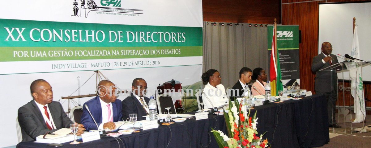 Mesa que presidiu o XX Conselho de Directores da empresa CFM