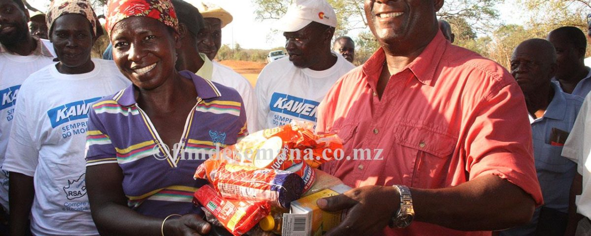 Oferta das cesta b&aacute;sicas a uma das benefici&aacute;rias do distrito de Magude