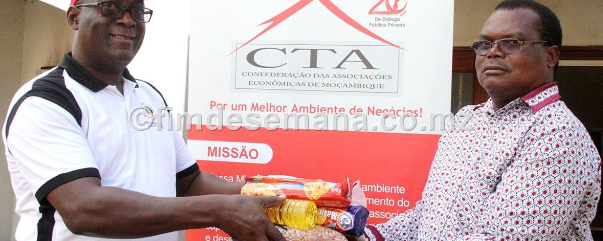 Entrega simb&oacute;lica das cestas b&aacute;sicas ao Administrador do distrito da Moamba