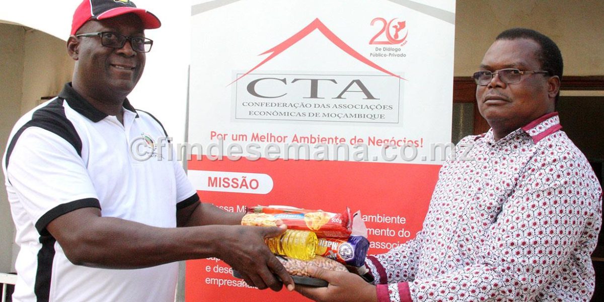 Entrega simb&oacute;lica das cestas b&aacute;sicas ao Administrador do distrito da Moamba