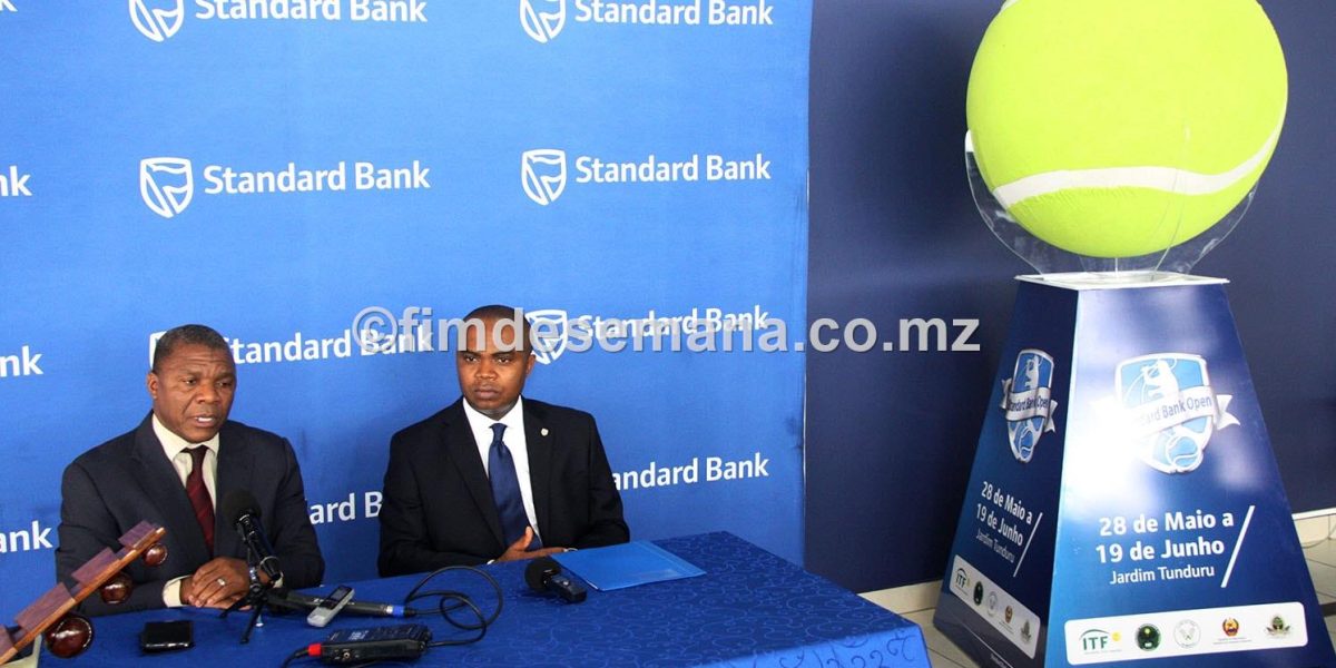 Mesa que presidiu a conferência de imprensa