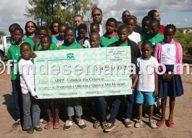 Alunos da Escola Comunitária ADPP Cidadela das Crianças exibindo o cheque
