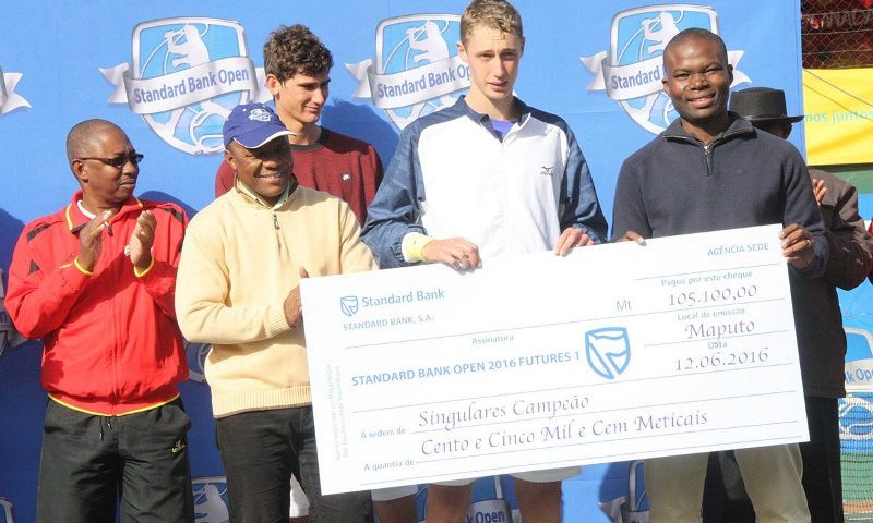 Entrega do cheque ao vencedor do primeiro Future Standard Bank Open 2016