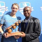 Entrega do trof&eacute;u ao tenista australiano Marc Polmans vencedor do 1&ordm; e 2&ordm; Future do Standard Bank Open pelo Administrador Delegado do Standard Bank