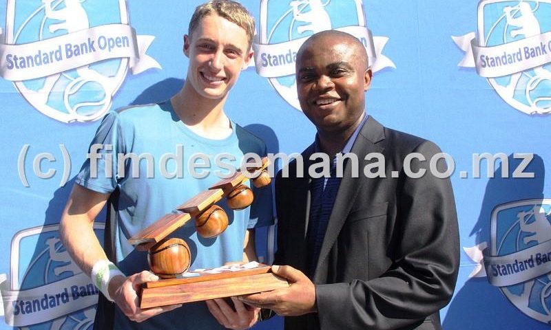 Entrega do trof&eacute;u ao tenista australiano Marc Polmans vencedor do 1&ordm; e 2&ordm; Future do Standard Bank Open pelo Administrador Delegado do Standard Bank