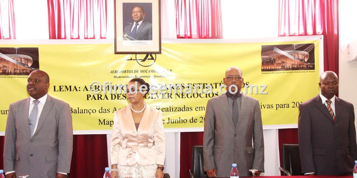 Mesa que presidiu a Reuniao Nacional de balan&ccedil;o das actividades de 2015 ADM