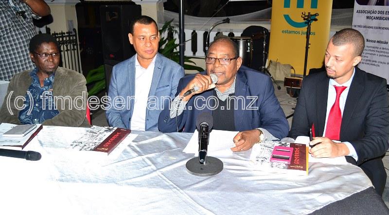 Mesa que presidiu a cerim&oacute;nia de lan&ccedil;amento da revista liter&aacute;ria 0