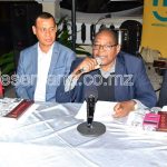 Mesa que presidiu a cerim&oacute;nia de lan&ccedil;amento da revista liter&aacute;ria 0