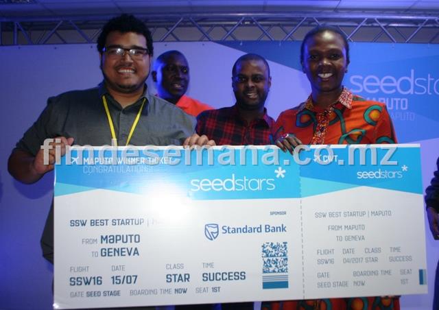Acto de entrega do cheque ao criador da Startup vencedora BlackBOX TV