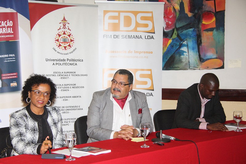 Mesa que presidiu o lançamento do livro A Comunicação Empresarial em Moçambique