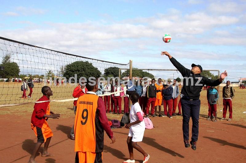 Ministro da Juventude e Desportos a jogar voleibol ap&oacute;s a entrega das bolas &agrave; Escola Secund&aacute;ria Nelson Mandela