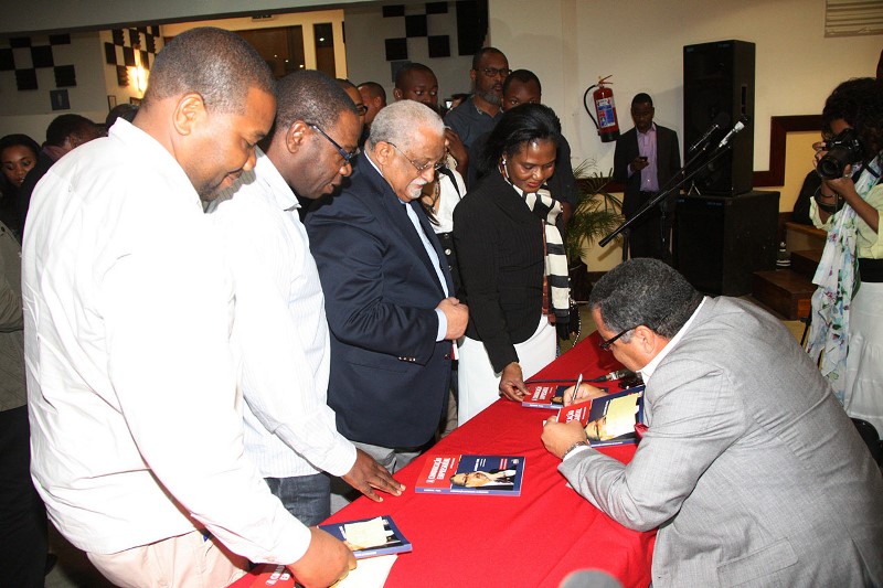 Momento da assinatura de aut&oacute;grafos