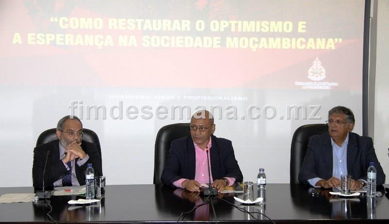 Painel principal da Mesa Redonda sob tema como Restaurar o Optimismo e a Esperança na Sociedade Moçambicana