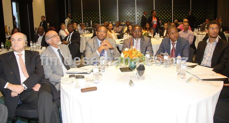 Participantes no encontro sobre o impacto da bancariza&ccedil;ao na colecta de receitas do Estado com a JUE e MCNET