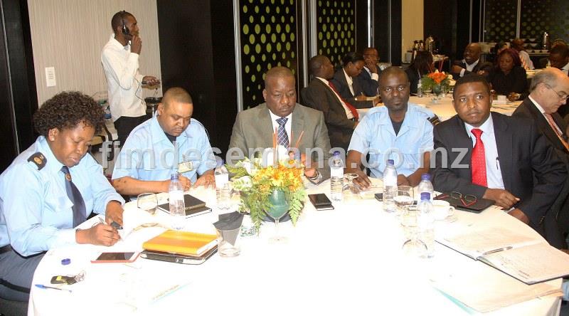 Participantes no encontro sobre o impacto da bancariza&ccedil;ao na colecta de receitas do Estado com a JUE e MCNET 1