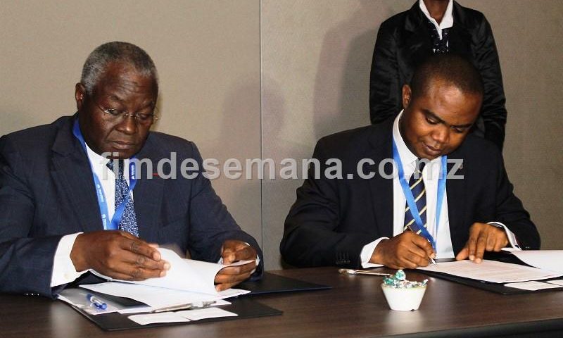 Assinatura do acordo entre Paulo Muxanga PCA da HCB e Chuma Nwokocha Administrador Delgado do Standard Bank