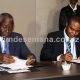 Assinatura do acordo entre Paulo Muxanga PCA da HCB e Chuma Nwokocha Administrador Delgado do Standard Bank