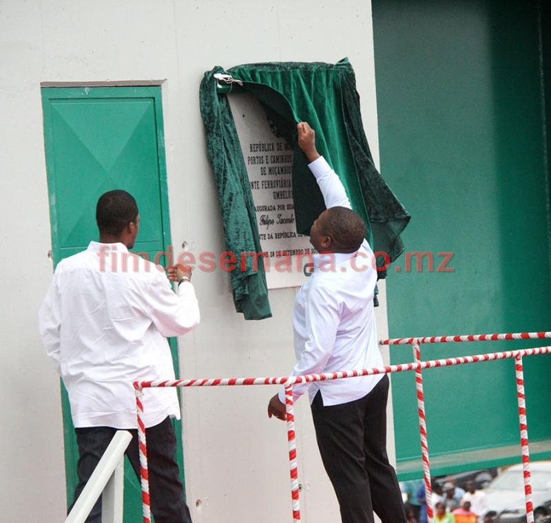 Descerramento da placa de inauguraçao da ponte sobre o Rio Umbelúzi pelo Presidente da República