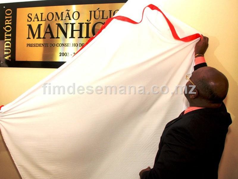 Descerramento oficial da l&aacute;pide pelo Ministro dos Transportes e Comunica&ccedil;oes Carlos Mesquita