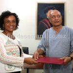 Entrega do termo de posse ao Reitor da Universidade Politécnica