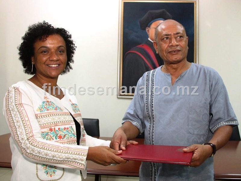 Entrega do termo de posse ao Reitor da Universidade Polit&eacute;cnica