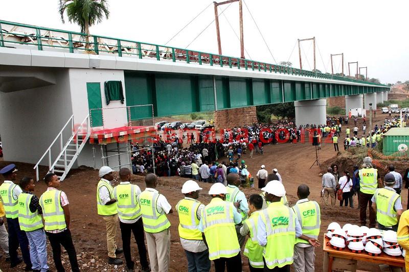 Participantes na cerimónia de inauguraçao da nova ponte ferroviária sobre Rio Umbelúzi