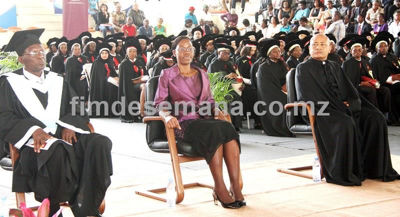 Tribuna que presidiu a XVIII cerim&oacute;nia de gradua&ccedil;ao da Universidade Polit&eacute;cnica