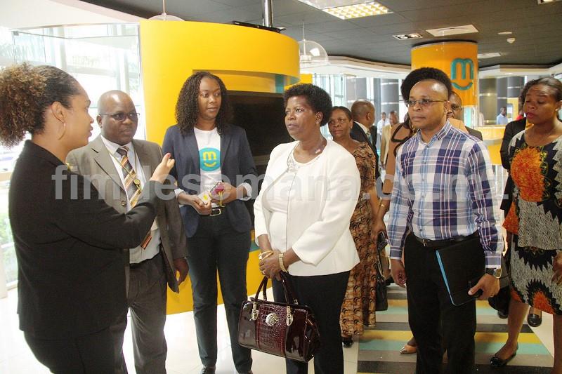 Visita &agrave; loja sede da mcel pelos deputados da Assembleia da Rep&uacute;blica