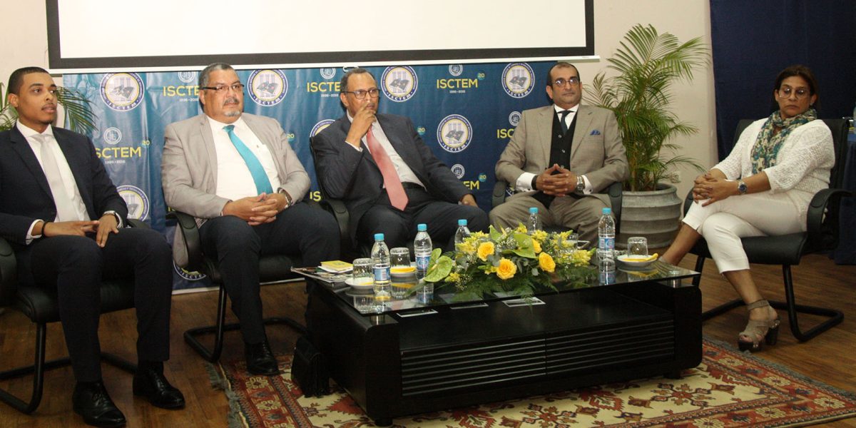 Painel que presidiu o semin&aacute;rio sobre o Desafio Empreendedor