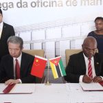 Assinatura do termo de entrega da oficina de repara&ccedil;&atilde;o de autocarros multimarca